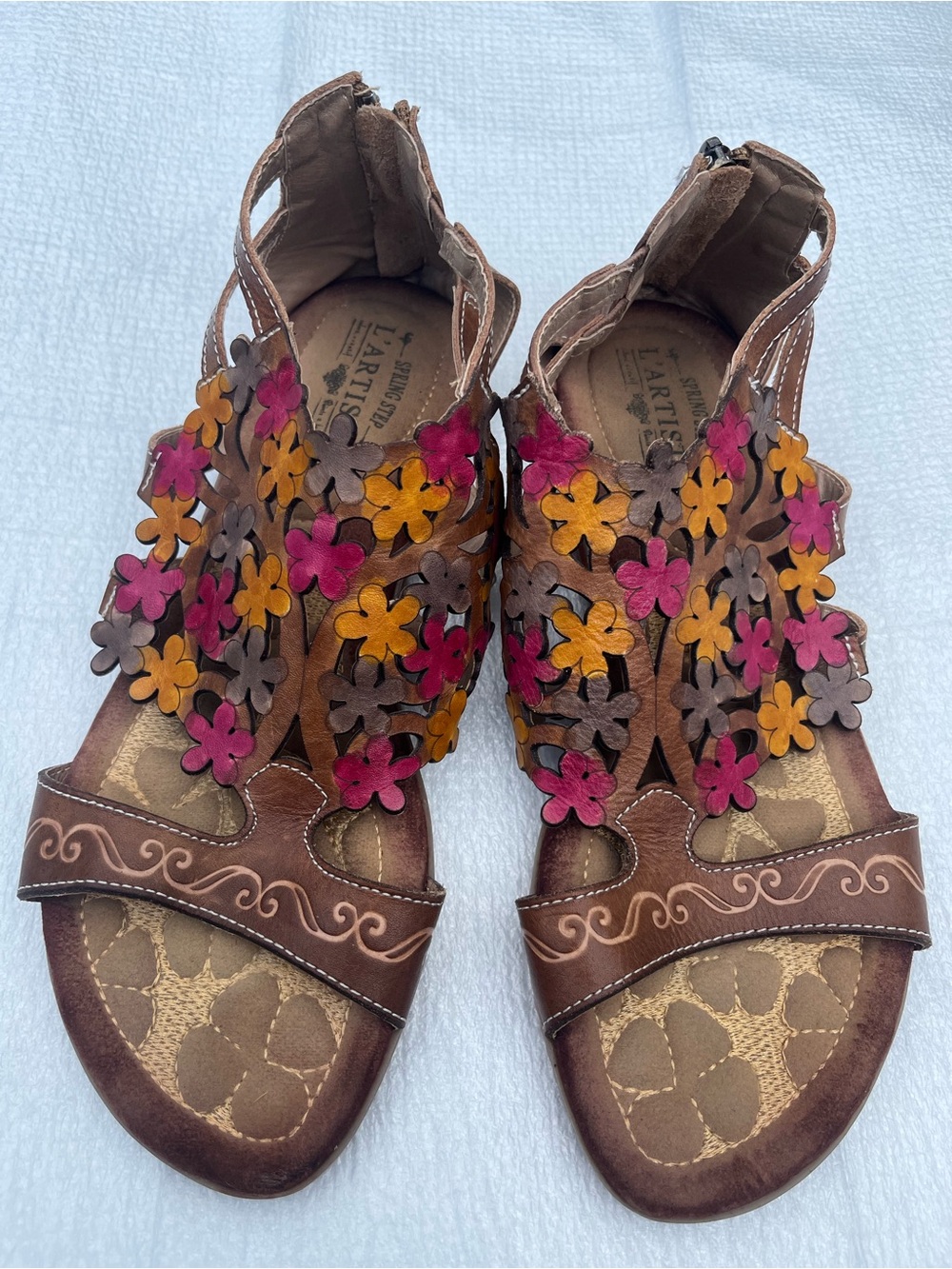 L’Artiste Spring Step flat Sandal floral cutouts zip in the back sz 40/9-9.5